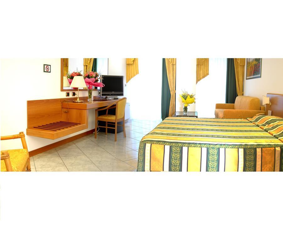Hotel Capri Bardolino 3S Room photo