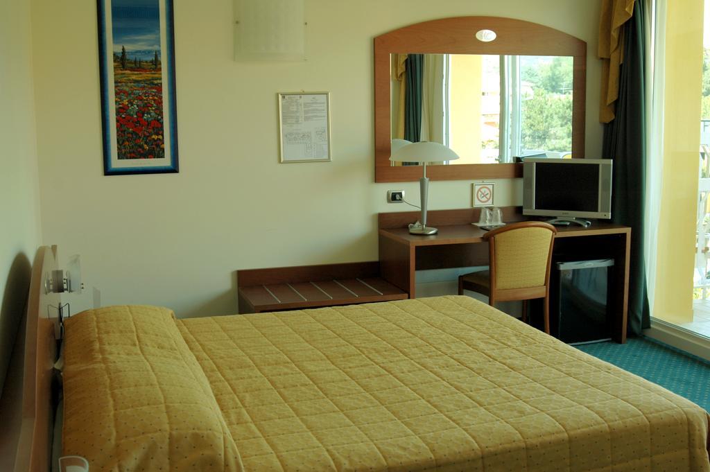 Hotel Capri Bardolino 3S Room photo