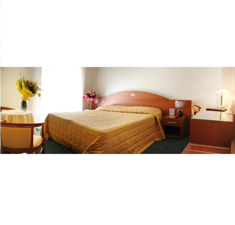 Hotel Capri Bardolino 3S Room photo