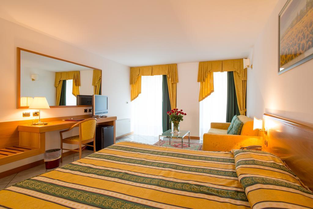Hotel Capri Bardolino 3S Room photo