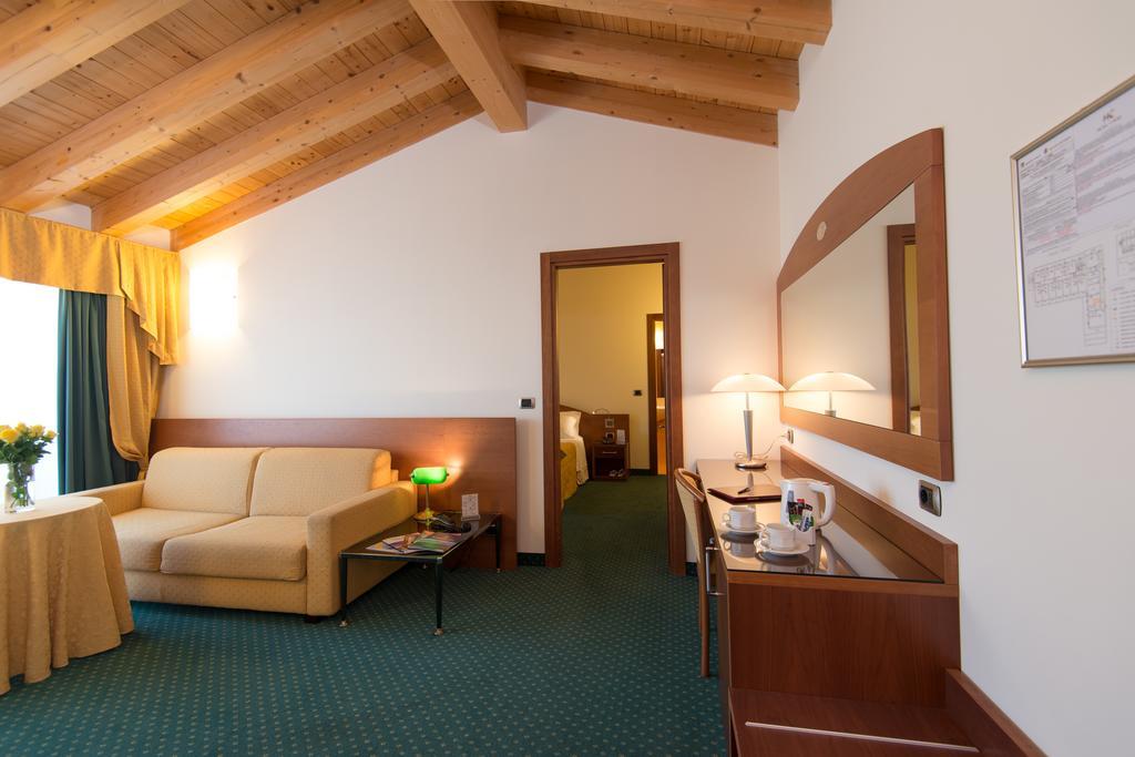 Hotel Capri Bardolino 3S Exterior photo