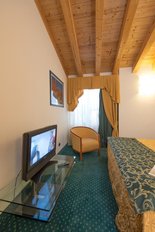 Hotel Capri Bardolino 3S Exterior photo