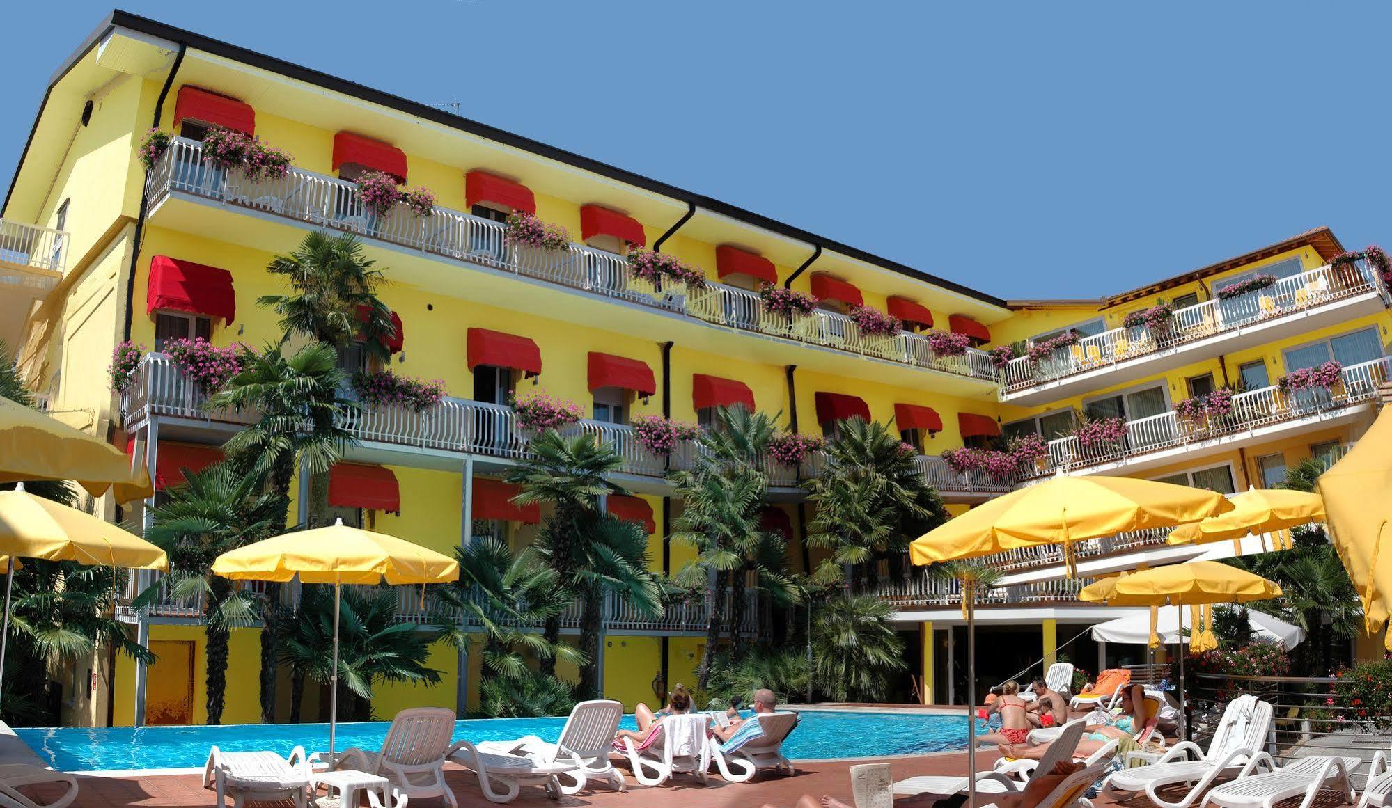 Hotel Capri Bardolino 3S Exterior photo